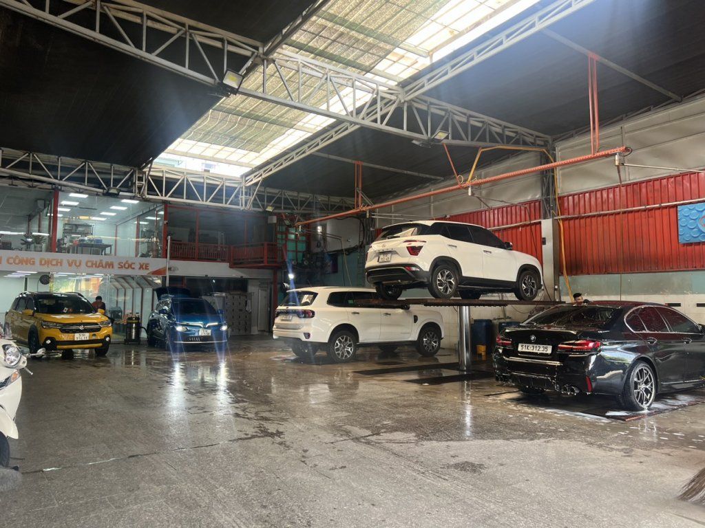 trang thiết bị mở xưởng chăm sóc xe ô tô hiện đại cần phải có cầu nâng 1 trụ